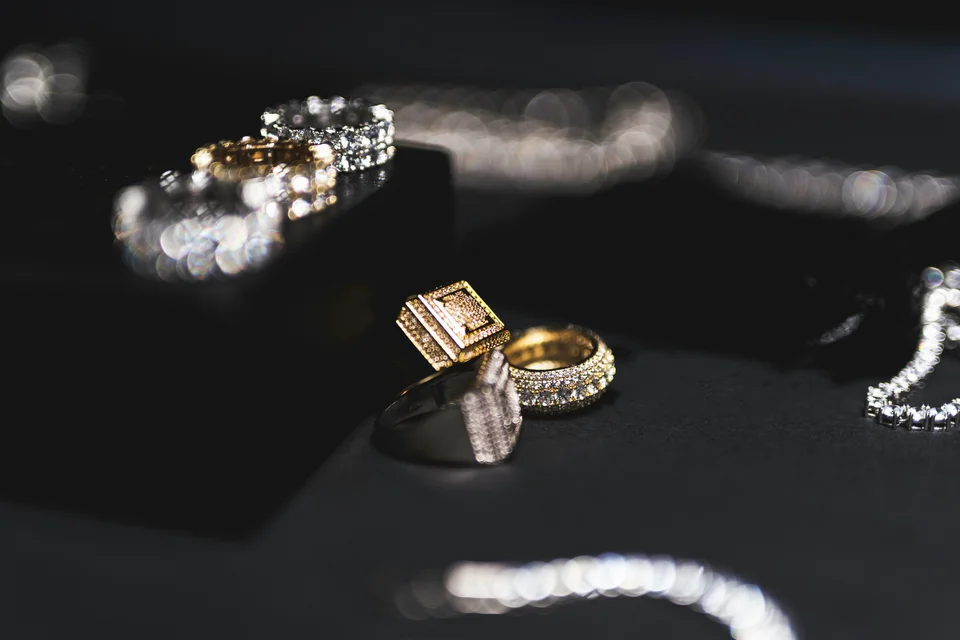 Tocado artesanal de novia con detalles delicados hecho a mano por Trihada